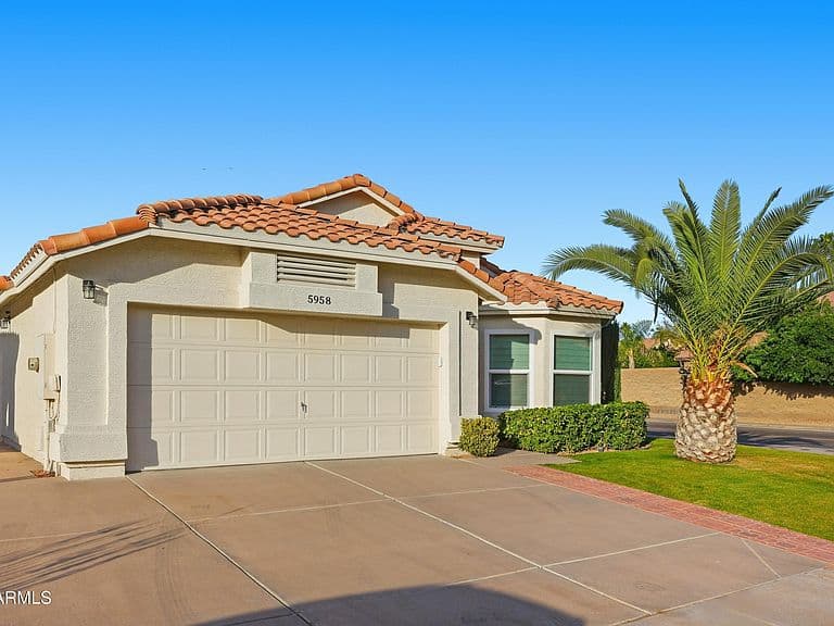 5958 E Kelton Ln photo 3