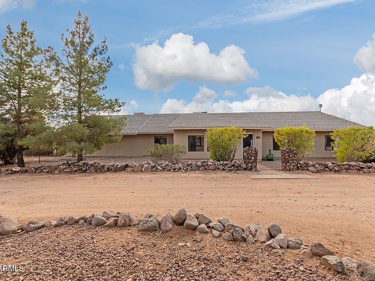 313 W SADDLE MOUNTAIN Road photo 1