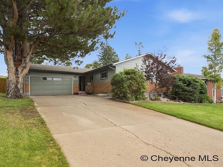 6135 Shaun Ave photo 2