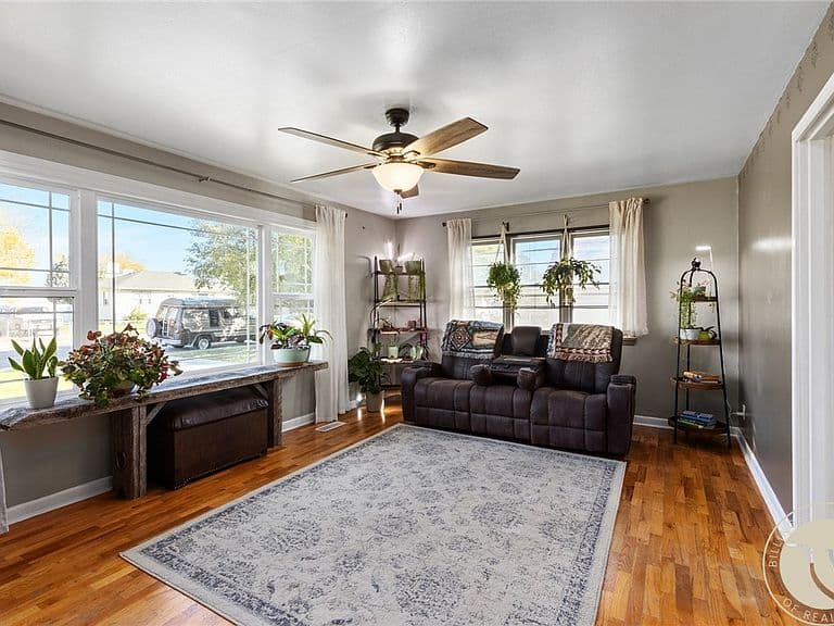 4634 Lux Ave photo 4