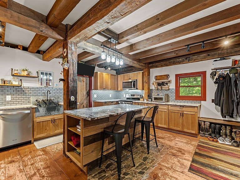 35 Quaker Lane photo 4