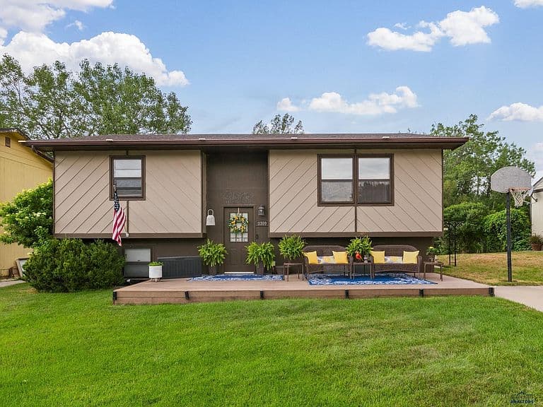3309 Hall St photo 1