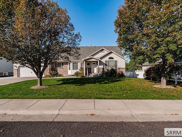 990 Hillview Dr photo 3