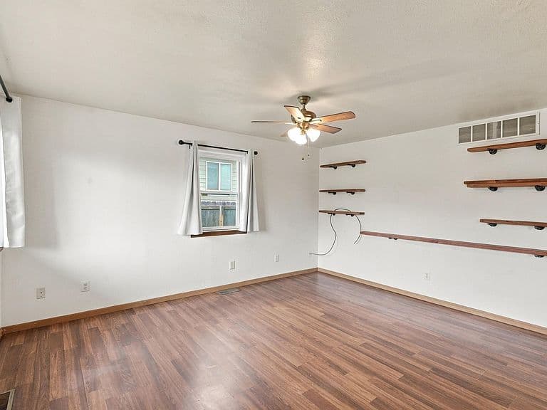 235 Lindbergh Ave photo 4