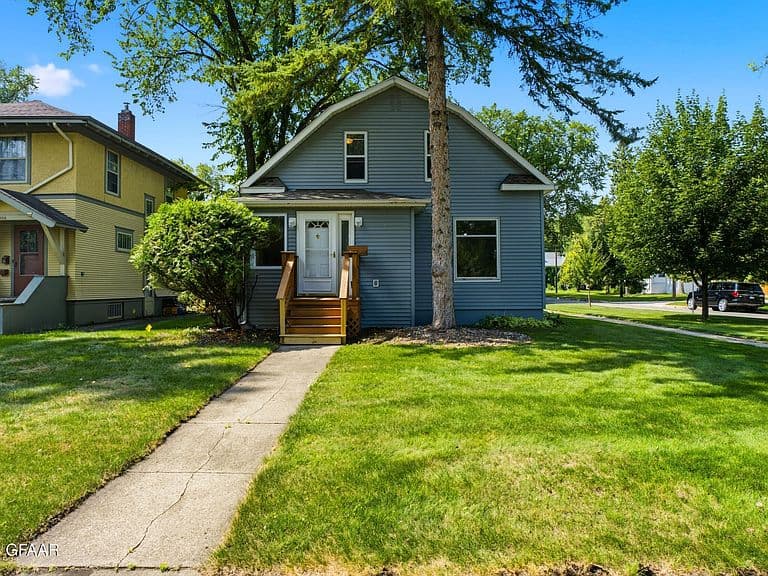 902 Reeves Dr photo 2