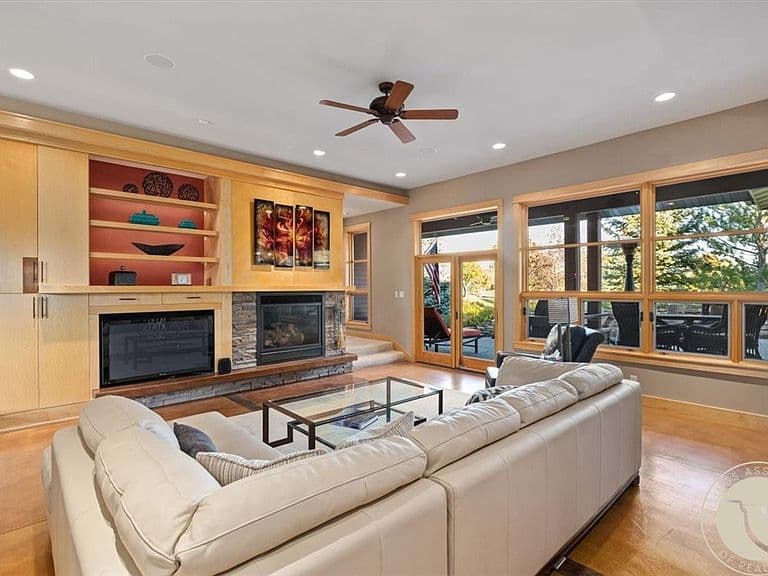 6090 Masters Blvd photo 2