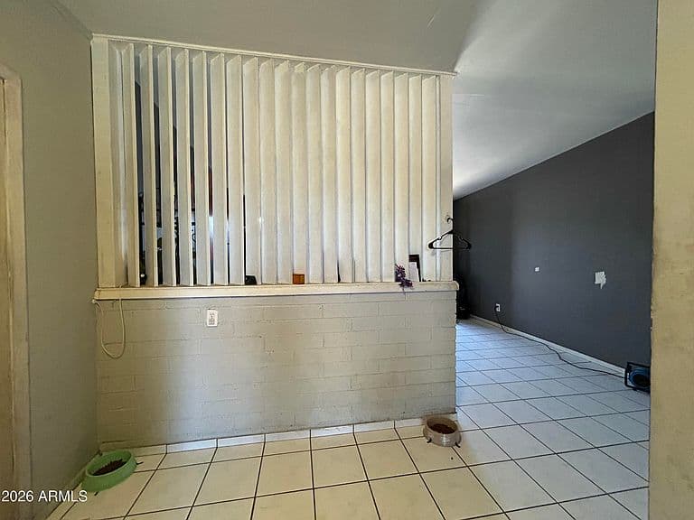 2312 E NANCY Lane photo 3