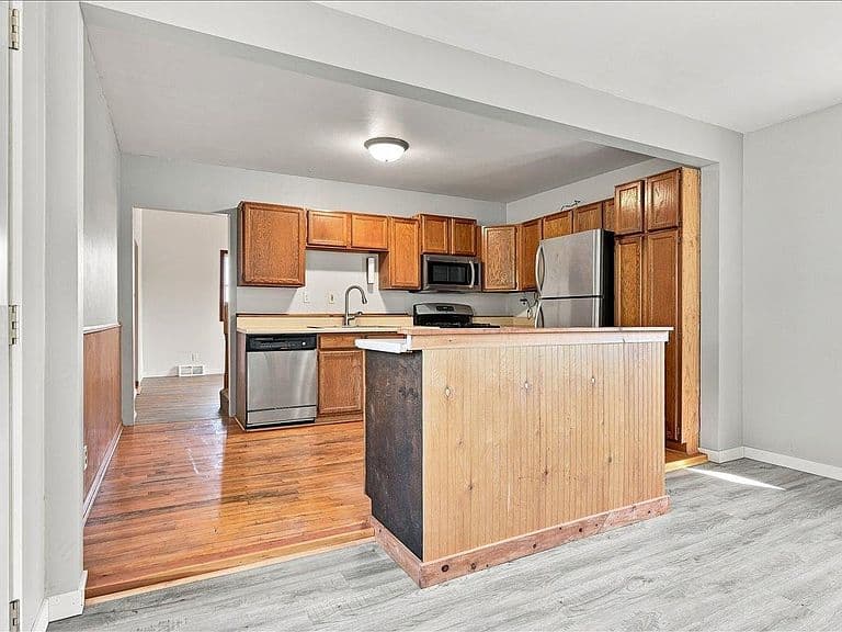 507 Bleeker St photo 4
