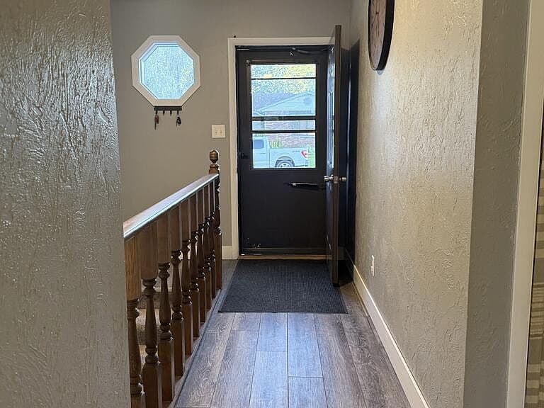 1565 Parkwood Cir photo 4