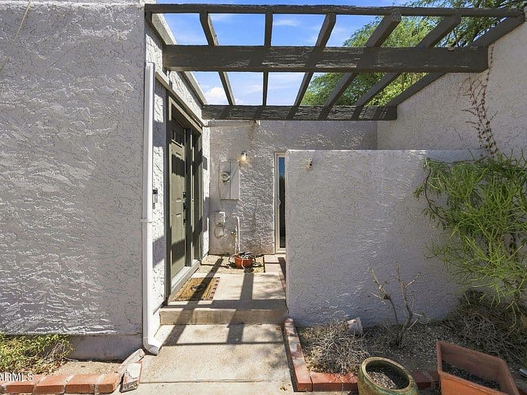 324 E Ambassador Drive photo 4