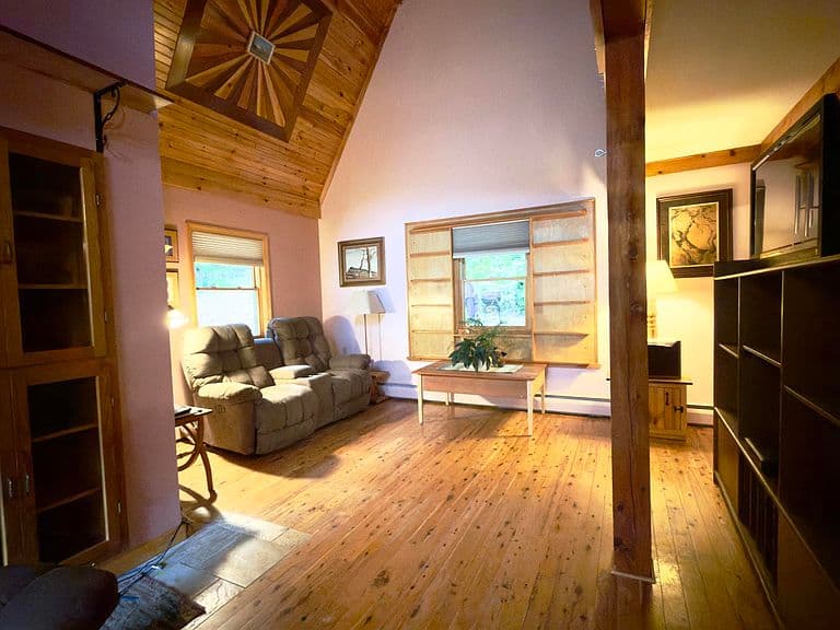2090 Huntington Road photo 3
