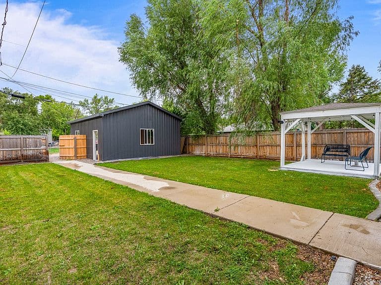 1702 Avenue C photo 3