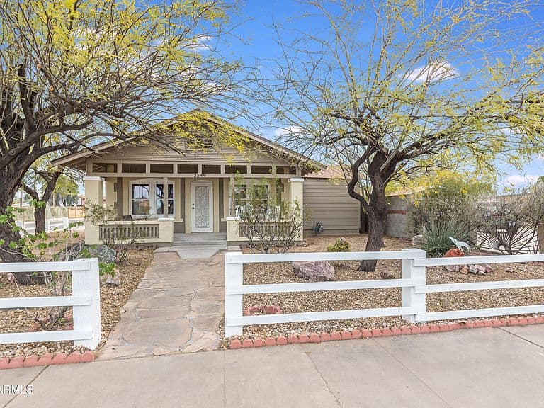 2549 N Mitchell St photo 2