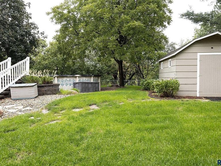 1609 E Sylvan Cir photo 4