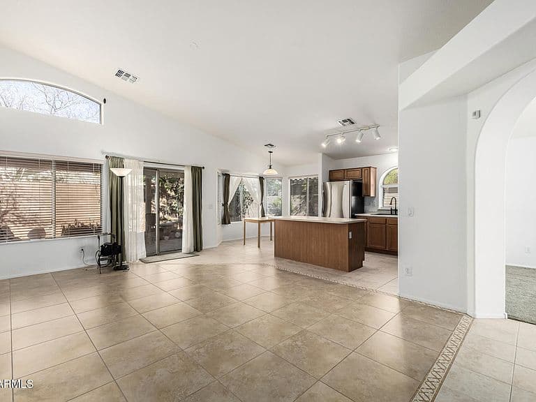 16584 W Monroe St photo 4