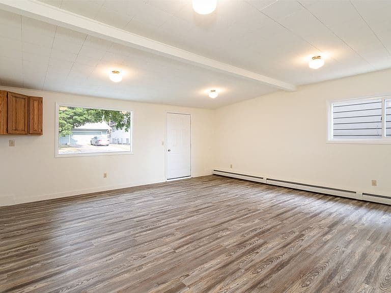 484 6th Ave photo 4