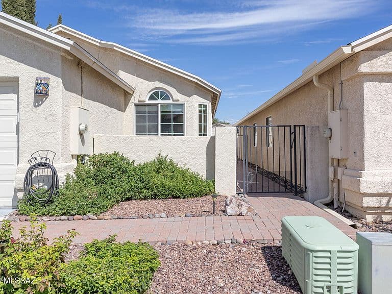 8100 N Millwheel Pl photo 4