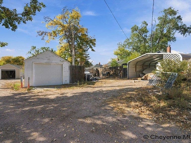 2221 E Pershing Blvd photo 3