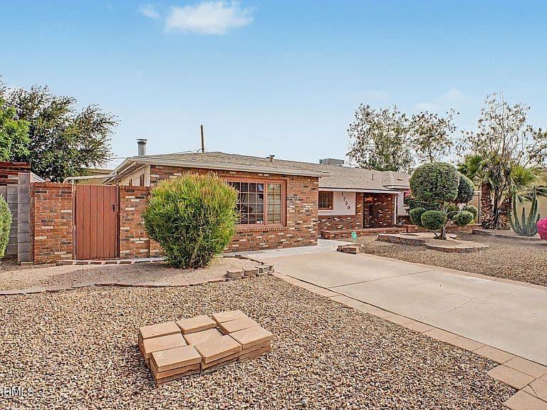 1739 E LUKE Avenue photo 3