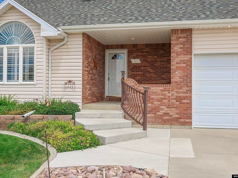 2517 Crestwood Ln photo 3