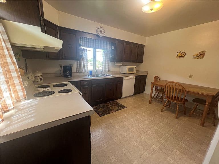1329 Leslie Ave photo 5