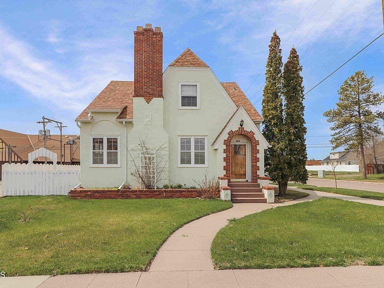 423 2nd Ave E photo 3