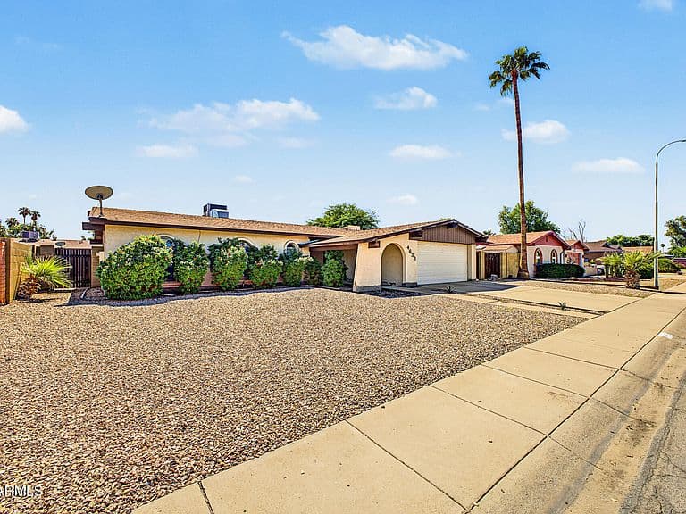 4633 W LAWRENCE Lane photo 3