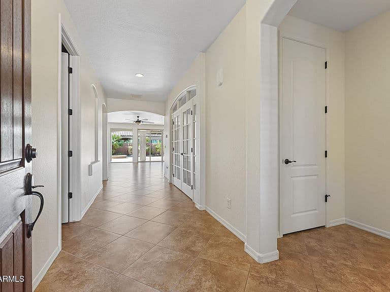 1633 E NIGHTINGALE Lane photo 2