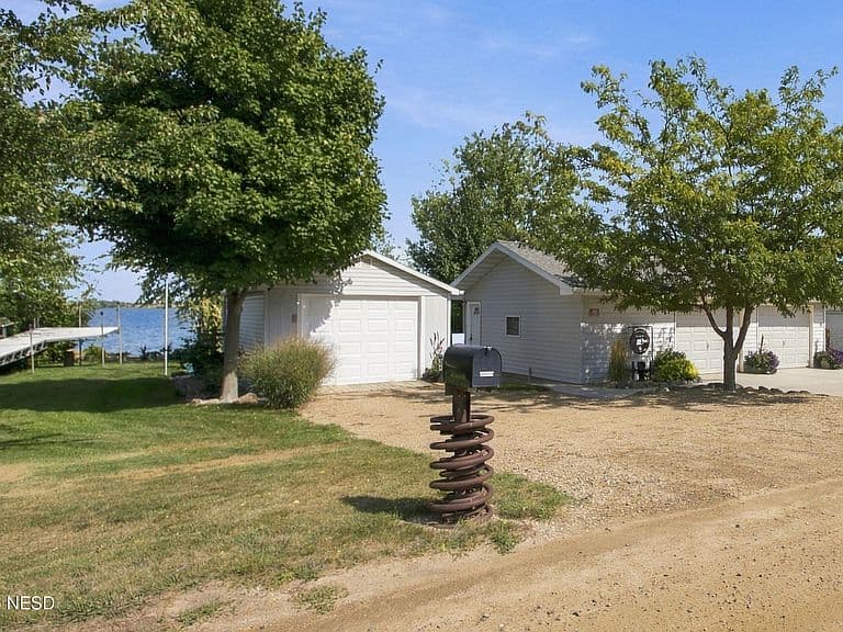 46 W Lakeshore Dr photo 3