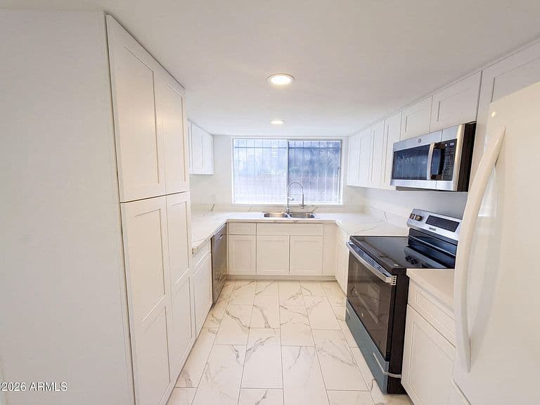 4427 W DAHLIA Drive photo 2