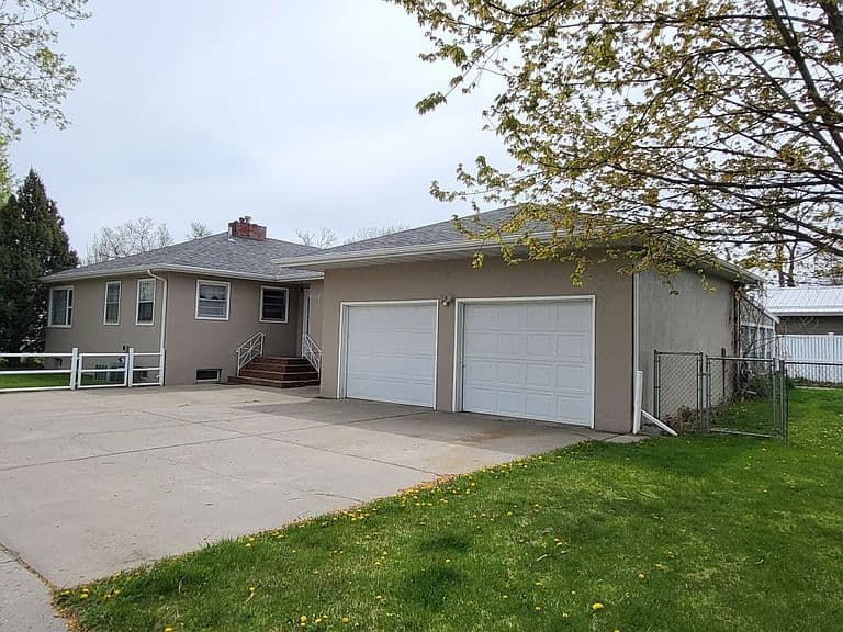 305 S Custer Ave photo 2