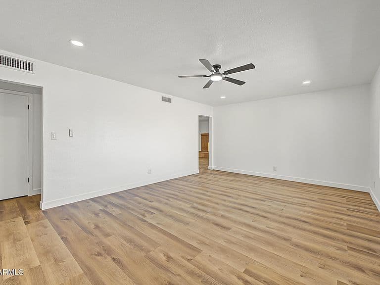 2051 W RANCHO Drive photo 2
