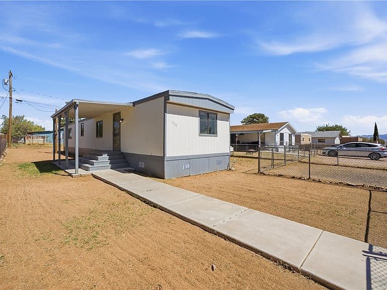 3139 E Packard Avenue photo 1