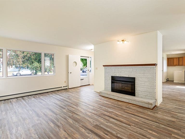 484 6th Ave photo 3