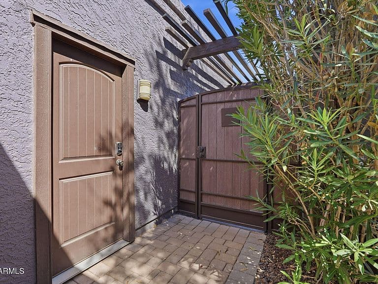 1429 E KERRY Lane photo 3