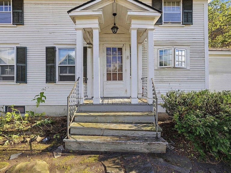 8 Golf Avenue photo 2