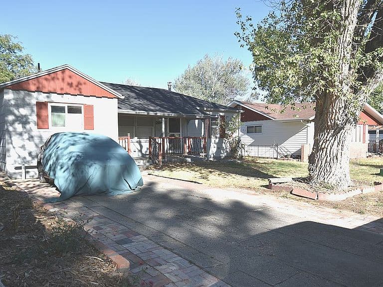 2046 S Poplar St photo 3