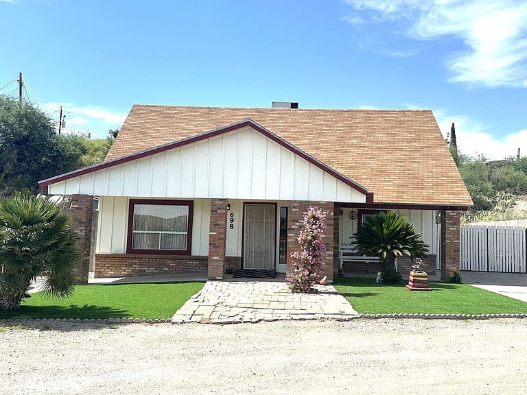 698 E Cactus Dr photo 1