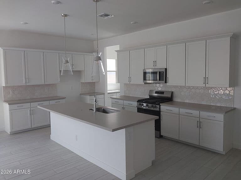 22204 W BLACKHAWK Drive photo 2