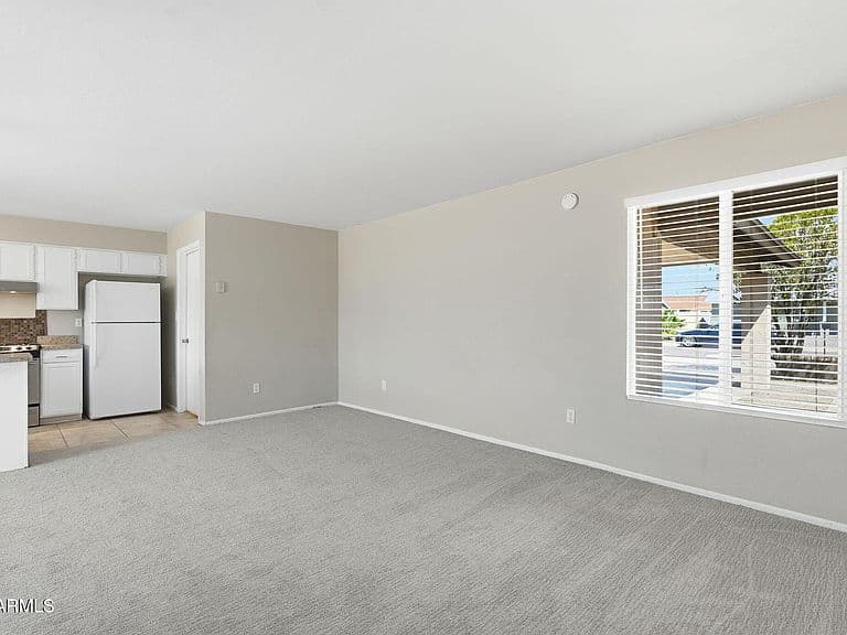 1323 W MORROW Drive photo 5