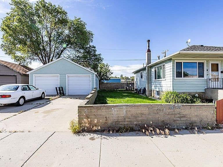 1302 Clark St photo 3