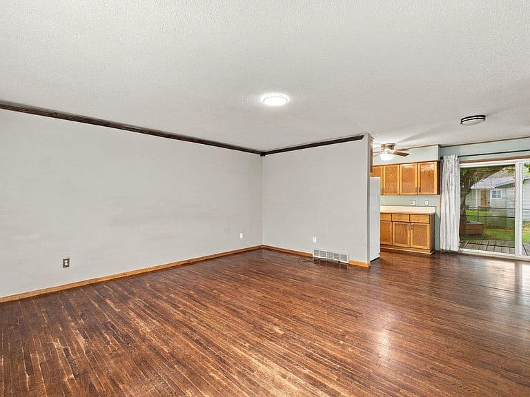 537 2nd Street Ct E photo 5