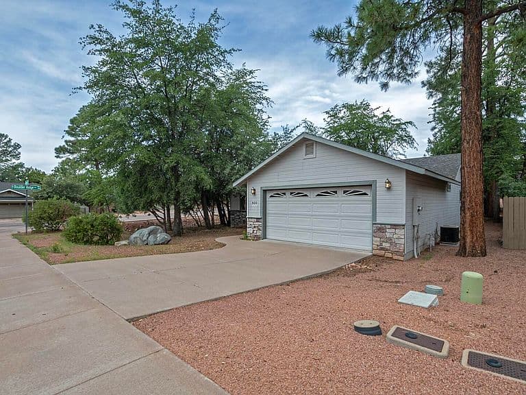 930 W Country Ln photo 3