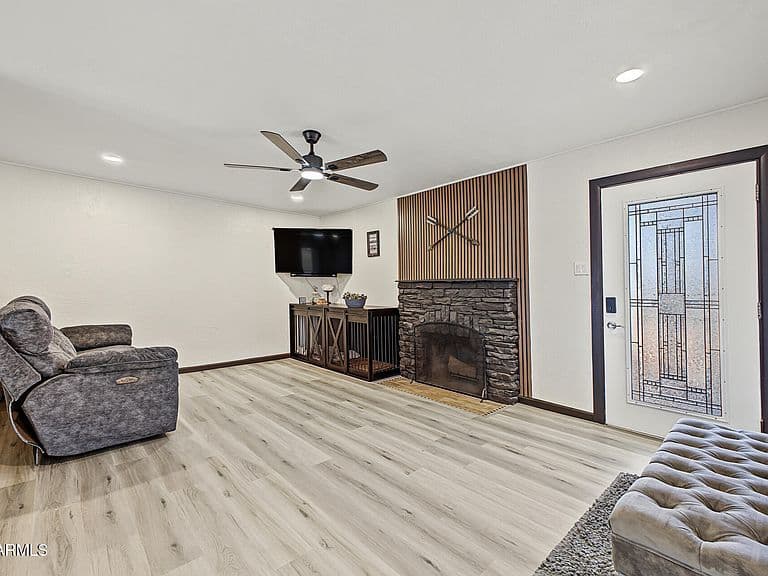 5515 W CAROL ANN Way photo 4