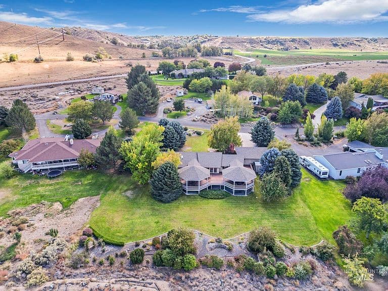 132 Country Club Dr photo 1