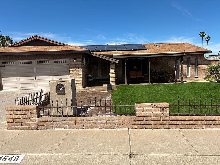 4648 W Frier Dr photo 2