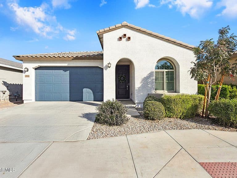 2566 W Huntington Dr photo 2