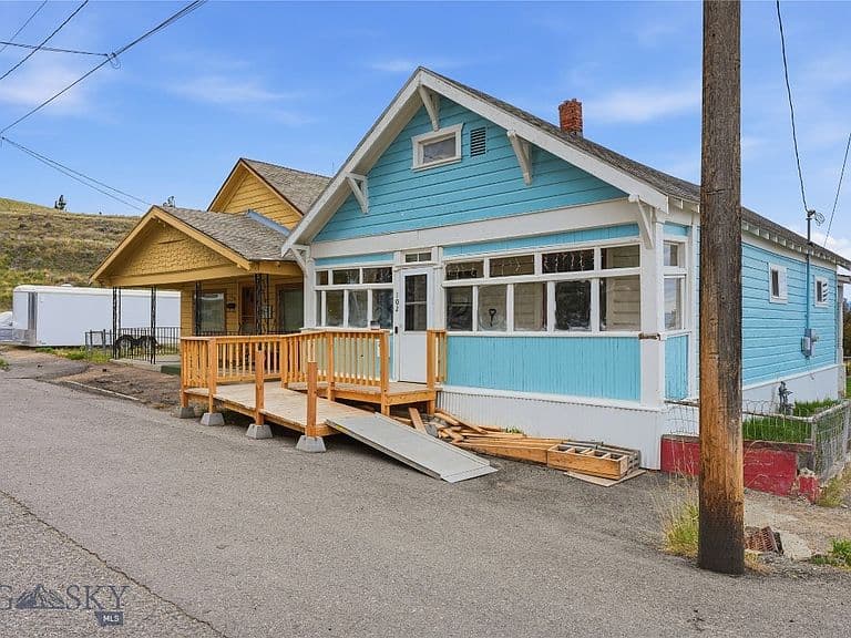102 Mullin St photo 3