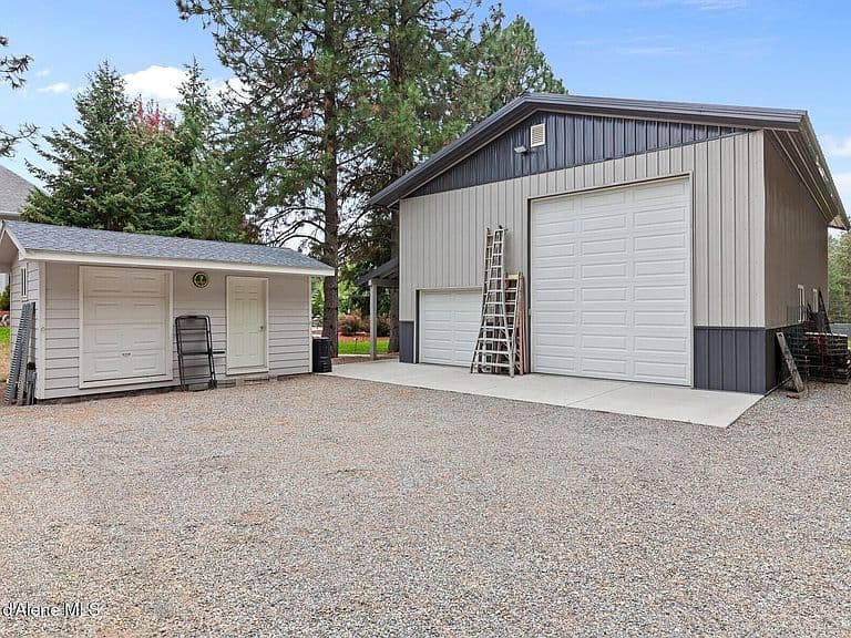 2177 E Totten Ln photo 3