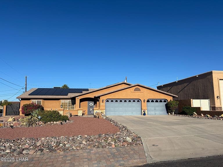 1521 Hawkeye Dr photo 2